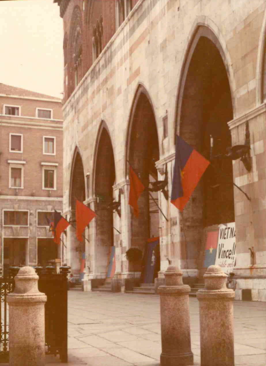 Manifestazione_proVietnam_PalazzoGotico.jpg